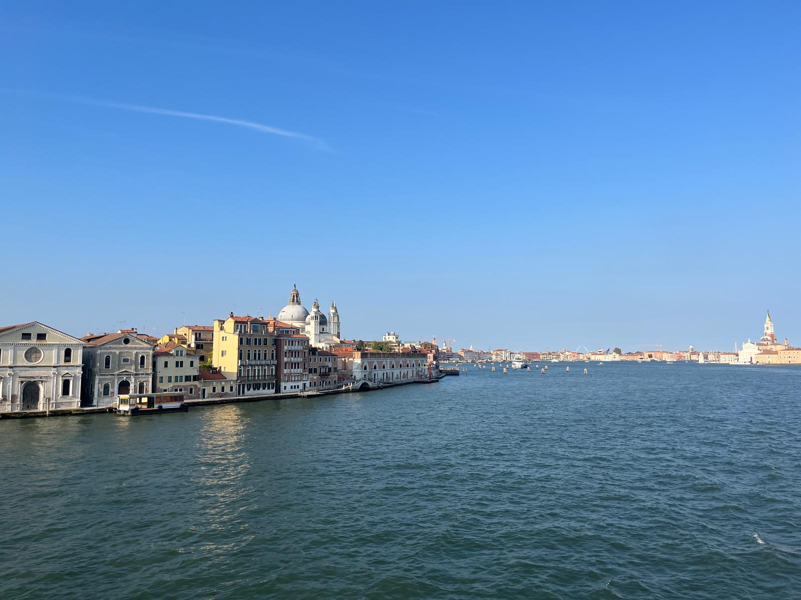 „Ein Venezianer überquert den Kanal im Stehen“