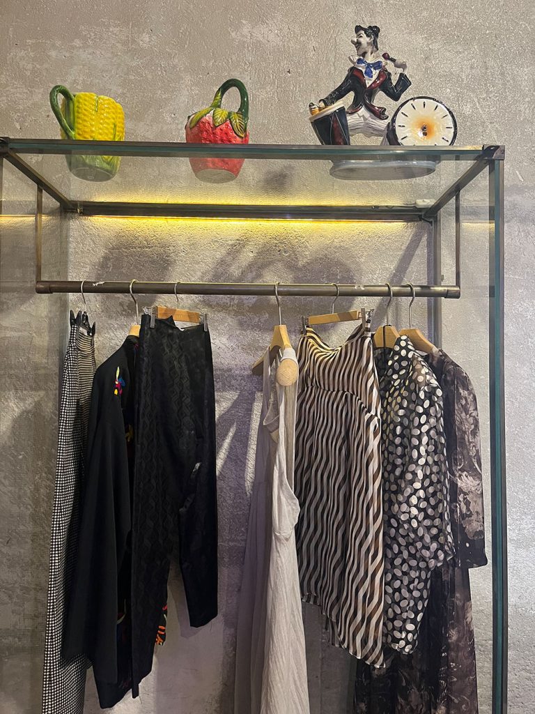 Sacripante Gallery in Rom: Kleider von Wilma hängen in der Galerie.